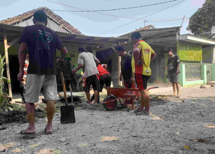 Antisipasi Musim Hujan, Warga Jatimulyo Pemalang Gotong Royong Bersihkan Saluran Air