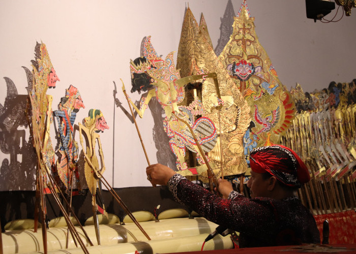 Lestarikan Budaya Warisan Leluhur, Guru PNS di Brebes Tekuni Seni Dalang Wayang Kulit