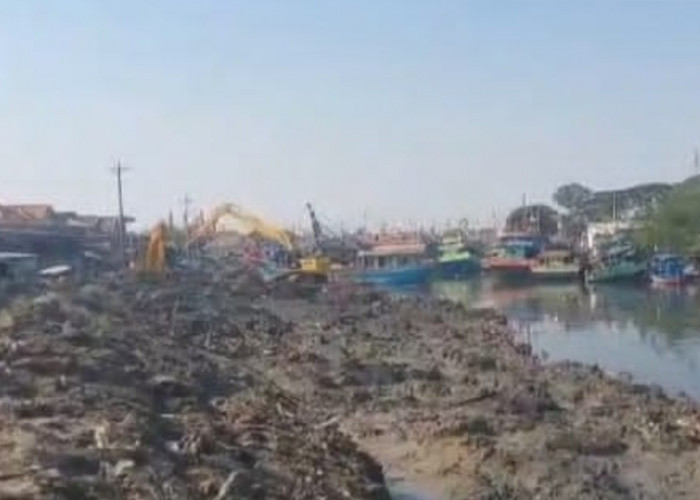 Pendangkalan Kian Parah, Nelayan di Brebes Keruk Sungai Secara Swadaya
