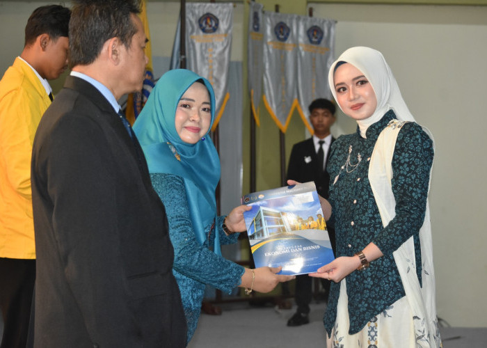 FEB UPS Lepas 365 Calon Wisudawan, Dibekali Integritas dan Kompetensi 