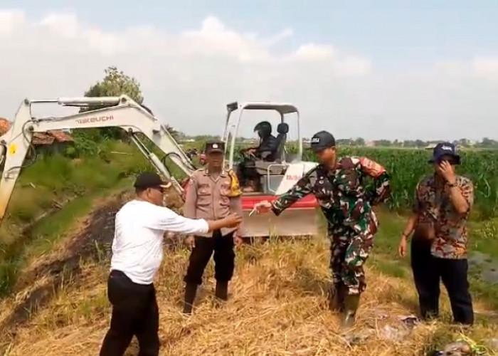Sering Banjir, Pemdes Luwunggede Keruk Irigasi di Brebes yang Dangkal