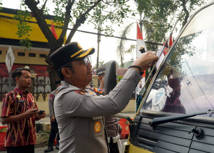 Menyambut HUT ke-81 RI, Polres Tegal Turun ke Jalan Bagi-bagi Bendera Gratis