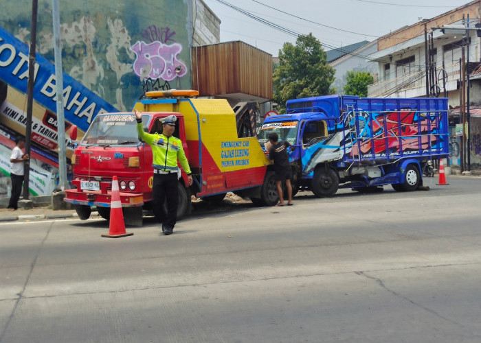 Pengemudi Truk Luka Usai Tabrakan di Simpang Pasar Sore Tegal