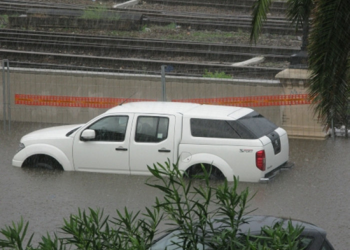 Mobil Terjebak dan Terendam Banjir? Jangan Panik, Segera Lakukan Hal Ini Agar Mesin Aman