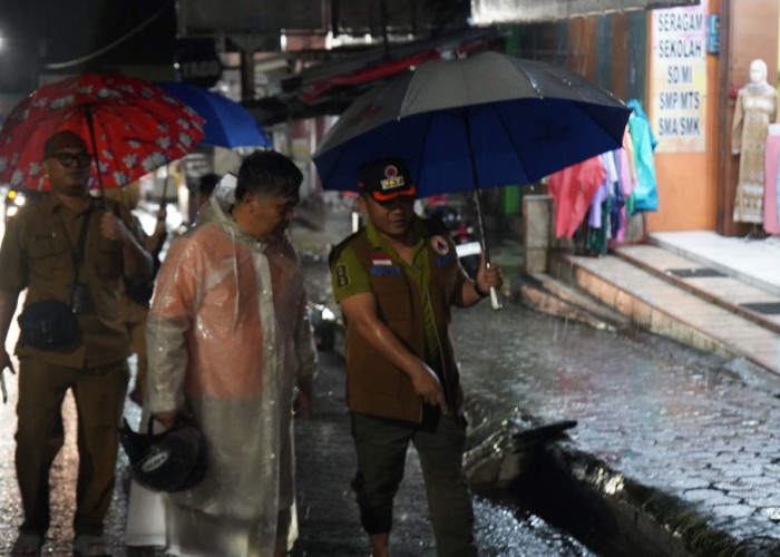 Tinjau Langsung Banjir Luapan di Jalan Raya Bojong, Bupati Tegal: Utamakan Keselamatan