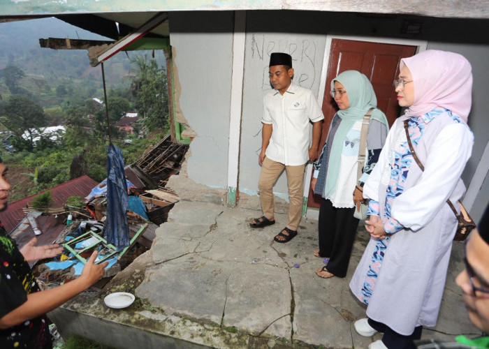Datangi Pos Pengungsian Padasari Tegal, Rustini Membawa Kebahagiaan untuk Korban Tanah Bergerak