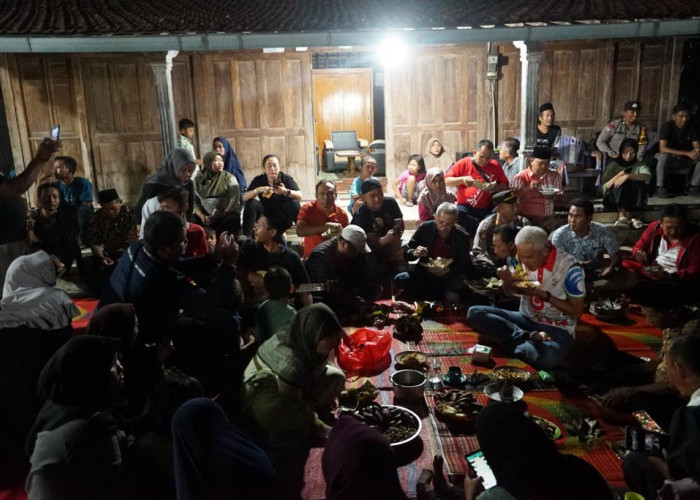 Menginap di Rumah Penjual Es, Ganjar dengar Curhatan Warga di Tanjunganom Pati