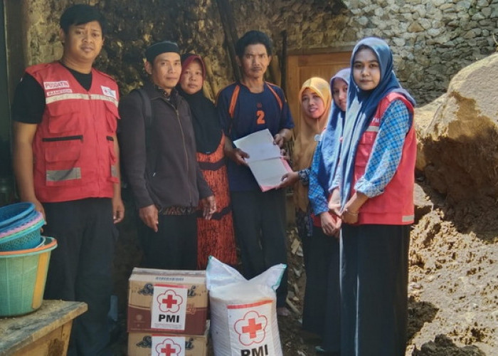 Korban Bencana Longsor di Bumijawa Terima Bantuan PMI Kabupaten Tegal