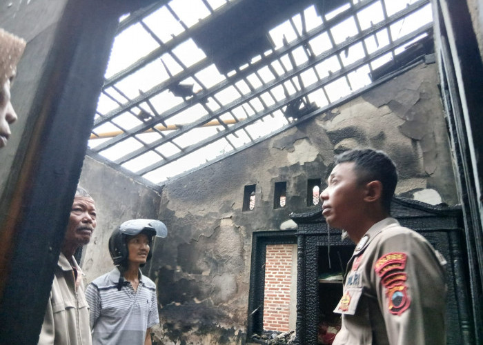 Rumah Warga Warureja Tegal Terbakar Diduga Akibat Tersambar Petir