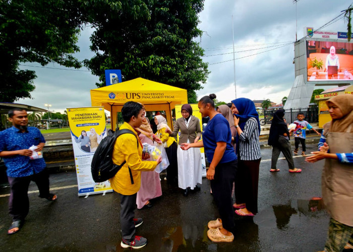 Tim FKIP UPS Tegal Serbu Alun-Alun Batang dalam Roadshow PMB 2026