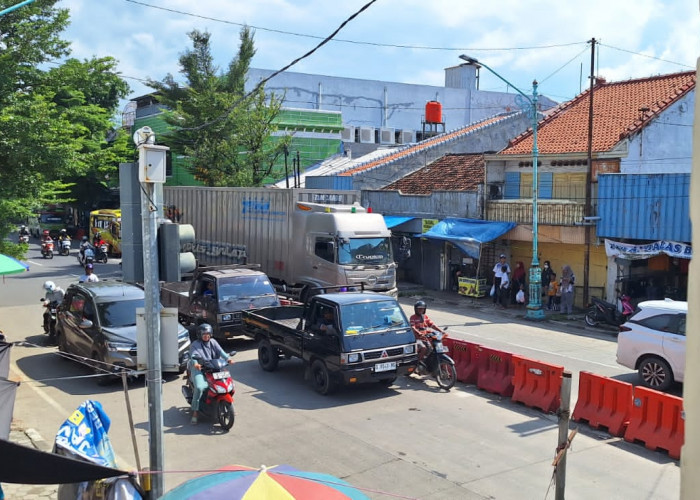 Perbaikan Jalan Jalingkut Dimulai, Kendaraan Besar Mulai Banyak Melintas di Perkotaan Brebes