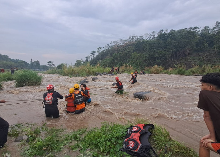 10 Orang Terjebak di Tengah Sungai Gung Tegal yang Deras, Empat Berhasil Dievakuasi