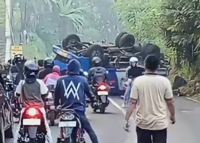 Truk Bermuatan Solar Terguling di Tanjakan Bayeman Belik Pemalang, Lalu Lintas Sempat Macet