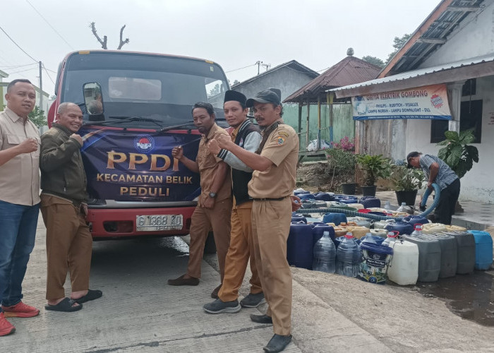 Wujud Kepedulian, PPDI Kecamatan Belik Bagikan Air Bersih