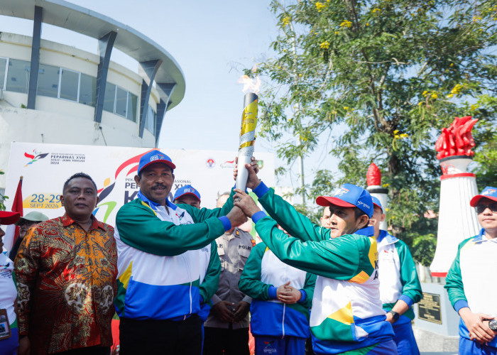 Lepas Kirab Obor Peparnas di Api Abadi Mrapen, Pj Gubernur Jateng: Ini Simbol Pantang Menyerah  