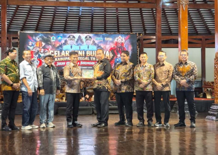 Seni Budaya Tegal Pukau Pengunjung TMII, Bupati Ischak Ingatkan Anak Muda Soal Budaya Asing