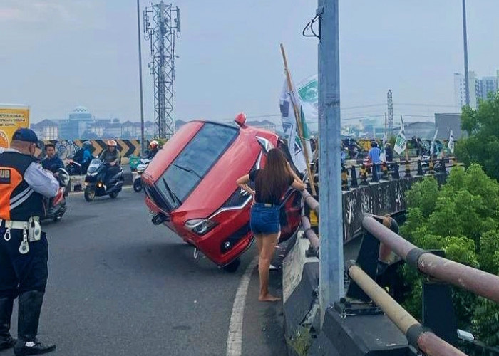 Heboh Mobil Merah Nyangkut di Fly Over Ciputat, Gara-gara Pengemudi Tak Bisa Tahan Kantuk 