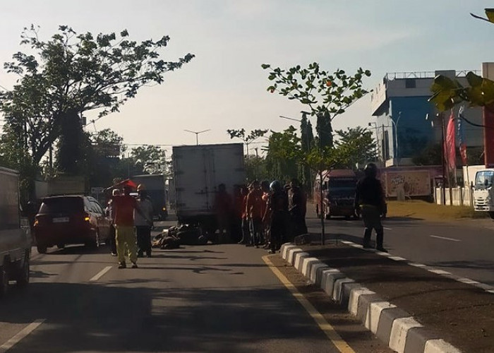 Kecelakaan Maut di Jalur Pantura Cirebon, Korban Menabrak Belakang Truk Boks 