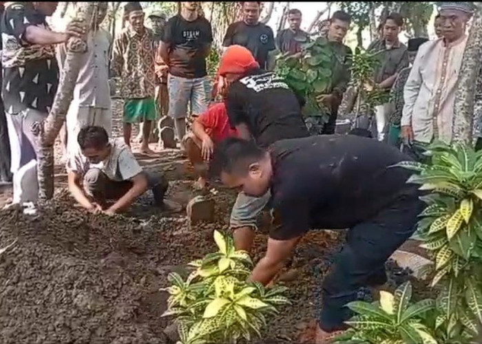 Pemakaman Korban Kebakaran Karaoke Orange di Tegal Diiringi Isak Tangis Keluarga