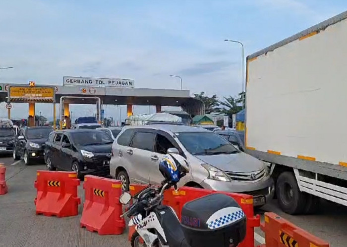 Exit Tol Pejagan Brebes Mulai Dipadati Pemudik Pada H-4 Lebaran, Pengelola Tol Buka 5 Gerbang