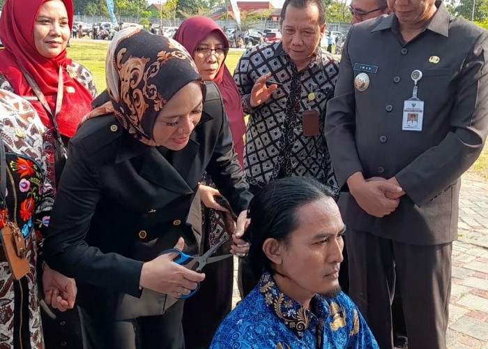 14 Tahun Mengajar Baru Dilantik Jadi PPPK, Guru di Brebes Potong Rambut di Hadapan Ribuan Orang 