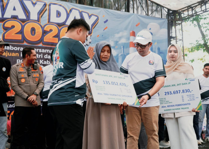 Hadiri Peringatan May Day, Bupati Tegal Serahkan Santunan bagi Keluarga Pekerja