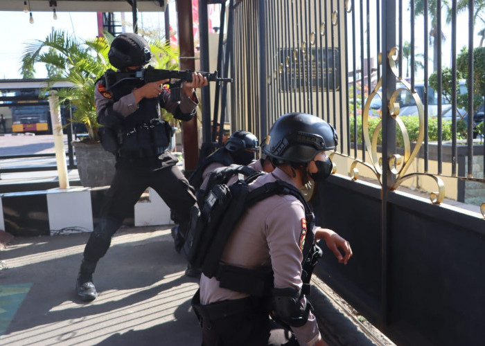 Simulasi Pengamanan Mako, Polres Tegal Kota 'Digeruduk' Ratusan Massa