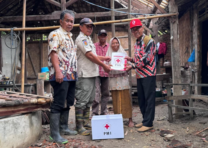 Rumah Warga Kreman Tegal Ambruk Diterjang Hujan dan Angin Kencang
