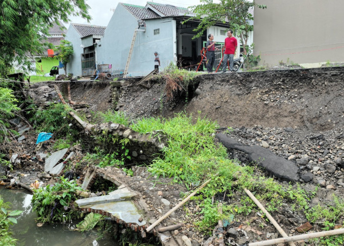 NGERI! 6 Rumah Terancam Roboh, Talud Sungai di Slawi Kulon Tegal Longsor 