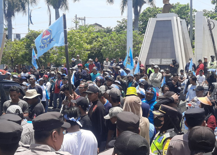 Nelayan di Tegal Geruduk Gedung DPRD Sampaikan Sepuluh Tuntutan Ini