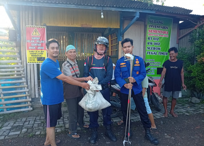 Bikin Kaget! Ular Masuk ke Rumah Warga di Slerok Tegal, Damkar Langsung Turun Tangan