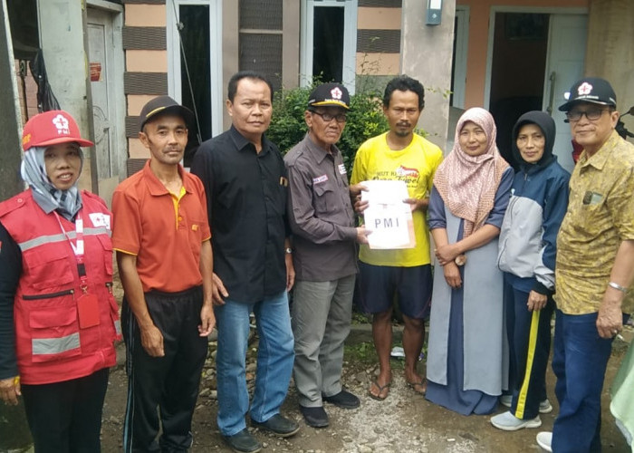 Korban Tanah Longsor di Desa Tuwel Tegal Dapat Bantuan PMI