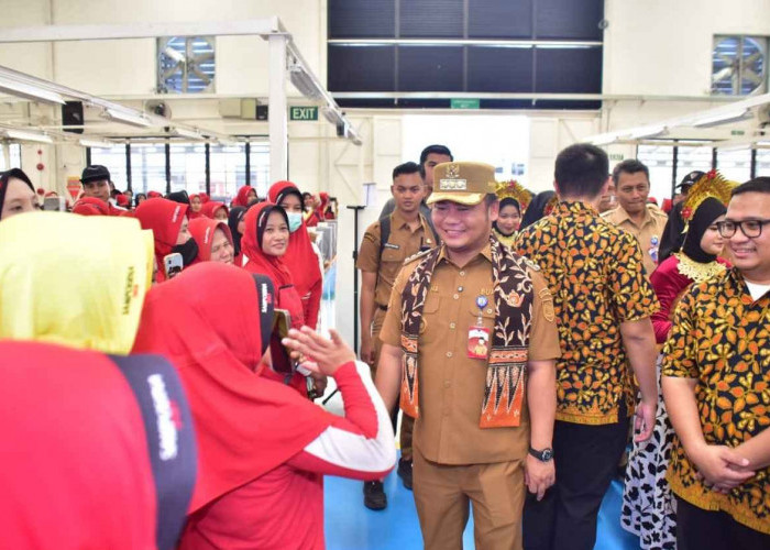 Pastikan Hak Pekerja Terpenuhi, Bupati Tegal Monitoring Pembayaran THR 