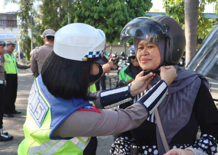 Ketemu Petugas dalam Operasi Patuh Candi 2024 di Tegal, Pengendara Motor Malah dapat Hadiah dari Polisi