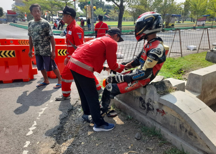 Alami Crash saat Balap Road Race di Kabupaten Tegal, Ada Pembalap yang Tabrak Pembatas Jalan
