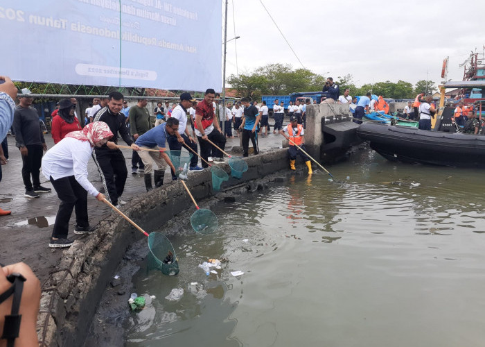 Sambut Hari Armada RI, 200 Orang Bersihkan Dermaga Pelabuhan Tegal