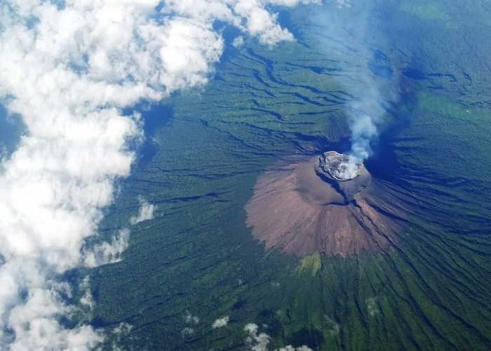 6 Misteri Gunung Slamet, Ada Gerbang Gaib yang Mitosnya Jika Memasukinya Tak Akan Bisa Pulang Lagi 