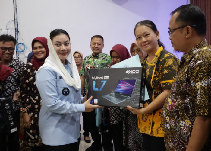 Bupati Brebes Serahkan Bantuan Transport Kader dan Laptop untuk 11 Puskesmas 