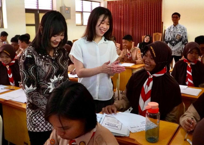 Mahasiswi Jepang Ajarkan Aksara Hiragana di Tegal dan Brebes lewat Pertukaran Budaya Interaktif