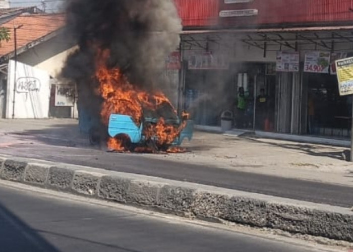 Detik-detik Sebuah Mobil Mogok Lalu Terbakar di Pantura Brebes Terekam CCTV