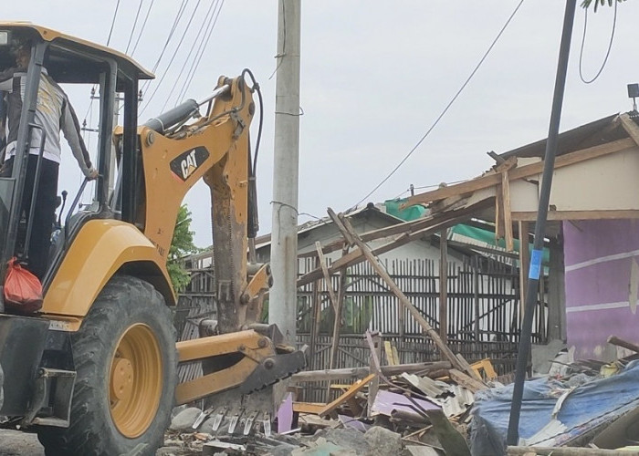 Bertahun-tahun Jadi Tempat Lokalisasi, Petugas Bongkar 14 Bangunan di Jalur Pantura Losari Brebes