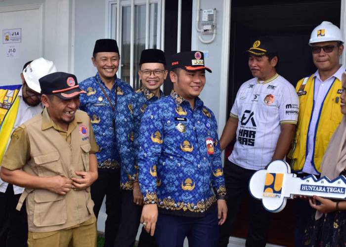 Target 150 KK Pindah Sebelum Lebaran, Bupati Tegal Terima Kunci Huntara Padasari dari PUPR