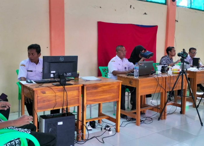 Jelang Pemilu 2024, Disdukcapil Kabupaten Tegal Blusukan Rekam KTP Elektronik Pemilih Pemula di Sekolah