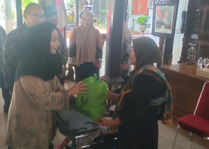 Terima Bantuan, Penyandang Disabilitas di Brebes Tersenyum Ceria