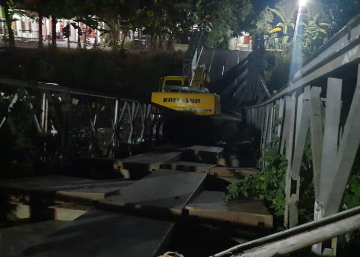 Jembatan Desa Kupu di Tegal Ambruk, Alat Berat Beko Terjebak di Bagian Tengahnya