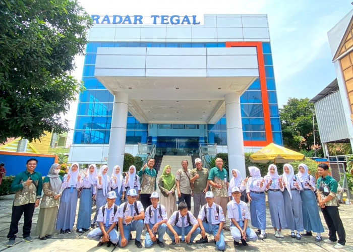Belajar Media Online, Tim Jurnalistik SMK Satya Praja 2 Petarukan Pemalang Sambangi Radar Tegal