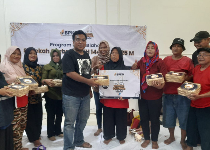 Ikut Kurangi Sampah Plastik, DPC PDI Perjuangan Kota Tegal Kemas Daging Kurban dengan Besek