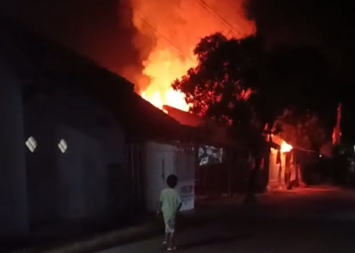 Toko dan Rumah di Bulakelor Ketanggungan Brebes Kebakaran