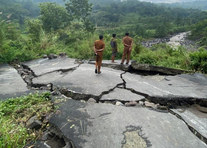 Amblas 300 Meter usai Banjir Bandang, Jalan Sokasari–Bojong Tegal Putus Total!  Warga Ketakutan