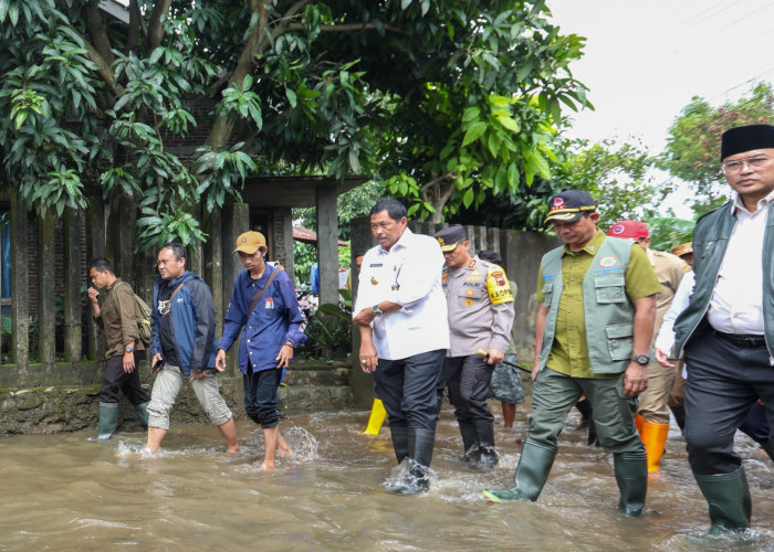 Pj Gubernur Jateng Tinjau Banjir di Jepara dan Demak: Tanggul-tanggul yang Ada Akan Dievaluasi  